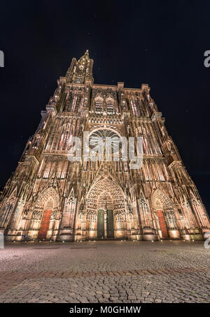 Nacht Blick auf Notre Dame de Strasbourg. Frankreich Stockfoto