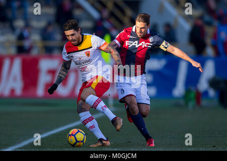 Benito Nicolas Viola von Benevent, Simone Verdi in Bologna während Erie der Italienischen eine "Übereinstimmung zwischen FC Bologna 3-0 Benevento Calcio im Stadio Renato Dall'Ara am 21. Januar 2018 in Bologna, Italien. (Foto von Maurizio Borsari/A Stockfoto