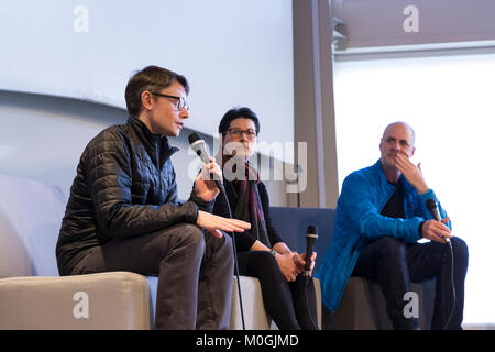 Seattle, Washington, USA. 21 Jan, 2018. Filmproduzenten Lukas Sieczek, Caryn Cline und Rod Jägerin (l-r-sitzend) Fragen zu den Auswirkungen der Nabe nehmen nach der Vorführung ihrer Dokumentarfilme über die Woman's 2017 März auf Seattle. Credit: Paul Christian Gordon/Alamy leben Nachrichten Stockfoto