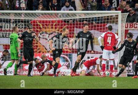 Jubel nach dem ToHolger BADSTUBER (S) nach dem Tor zum 0:1, nach rechts Christian Gentner (S), Holger Badstuber (S), Mario GOMEZ (S), hinten disappointede Vorgängerbaues verspielte von MZ, Aktion, Fussball 1 Links. 1. Fussballbundesliga, 19. Spieltag, FSV FSV FSV Mainz 05 (MZ) - VfB Stuttgart (S), am 20.01.2018 in Mainz/Deutschland. | Verwendung weltweit Stockfoto