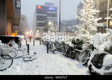 Tokio, Japan. 22 Jan, 2018. Schneefall verursacht Chaos auf einem Tokio Bürgersteig Credit: David Cherepuschak/Alamy leben Nachrichten Stockfoto