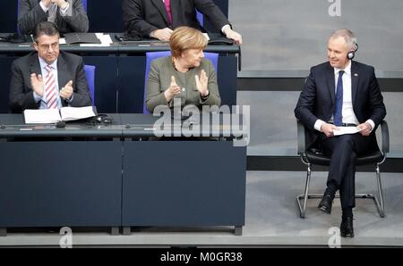 Berlin, Deutschland. 22 Jan, 2018. Die deutsche Bundeskanzlerin Angela Merkel (CDU), deutsche Außen- minister Sigmar Gabriel (SPD, l) und der französische Präsident der Nationalversammlung François de Rugy nehmen an der 55. Jahrestag des Elysee-Vertrages in Berlin, Deutschland, 22. Januar 2018. Die französisch-deutsch-Tag am 22. Januar ehrt den Vertrag 1963 durch Konrad Adenauer und Charles De Gaulle, ein Symbol der Freundschaft und des Friedens zwischen den beiden Ländern unterzeichnet. Credit: Kay Nietfeld/dpa/Alamy leben Nachrichten Stockfoto