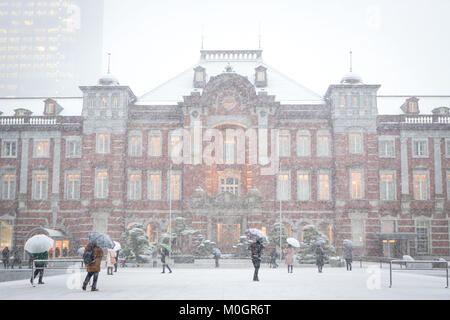 Tokio, Japan. 22 Jan, 2018. Menschen gehen im Schnee vor der Tokyo Station in Tokio, Japan, Jan. 22, 2018. Quelle: Ma Caoran/Xinhua/Alamy leben Nachrichten Stockfoto