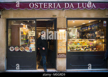 Venedig, Italien. 22 Jan, 2018. Ein Kunde verlässt die "Osteria da Luca'am Mittag am 22. Januar in Venedig, Italien. Eine Gruppe von japanischen Studenten in Venedig behaupten, sie aufgeladen wurden € 1.100 £ (970) für eine einfache Mahlzeit, bestehend aus drei Steaks und einen Teller mit gebratener Fisch in der Osteria Da Luca in der Nähe von St. Markusplatz. Credit: Erwachen Foto Agentur/Alamy leben Nachrichten Stockfoto