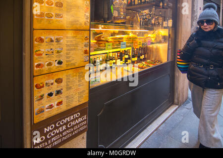 Venedig, Italien. 22 Jan, 2018. Ein Tourist zu Fuß vor 'Osteria da Luca'am Mittag am 22. Januar in Venedig, Italien. Eine Gruppe von japanischen Studenten in Venedig behaupten, sie aufgeladen wurden € 1.100 £ (970) für eine einfache Mahlzeit, bestehend aus drei Steaks und einen Teller mit gebratener Fisch in der Osteria Da Luca in der Nähe von St. Markusplatz. Credit: Erwachen Foto Agentur/Alamy leben Nachrichten Stockfoto