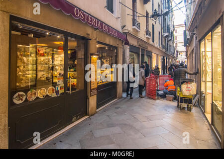 Venedig - 22. Januar, 2018. Die "Osteria da Luca' ist am Mittag am 22. Januar in Venedig, Italien gesehen. Eine Gruppe von japanischen Studenten in Venedig behaupten, sie aufgeladen wurden € 1.100 £ (970) für eine einfache Mahlzeit, bestehend aus drei Steaks und einen Teller mit gebratener Fisch in der Osteria Da Luca in der Nähe von St. Markusplatz. Credit: Erwachen Foto Agentur/Alamy leben Nachrichten Stockfoto