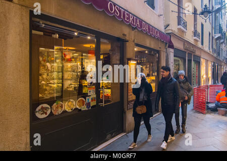 Venedig, Italien. 22 Jan, 2018. Touristen zu Fuß vor 'Osteria da Luca'am Mittag am 22. Januar in Venedig, Italien. Eine Gruppe von japanischen Studenten in Venedig behaupten, sie aufgeladen wurden € 1.100 £ (970) für eine einfache Mahlzeit, bestehend aus drei Steaks und einen Teller mit gebratener Fisch in der Osteria Da Luca in der Nähe von St. Markusplatz. Credit: Erwachen Foto Agentur/Alamy leben Nachrichten Stockfoto