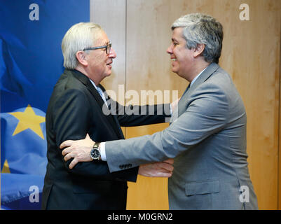 Brüssel, Belgien. 22 Jan, 2018. Der Präsident der Europäischen Kommission, Jean-Claude Juncker (L) trifft sich mit den Vorsitzenden und der portugiesische Finanzminister Mario Centeno in Brüssel, Belgien, Jan. 22, 2018. Credit: Ihr Pingfan/Xinhua/Alamy leben Nachrichten Stockfoto