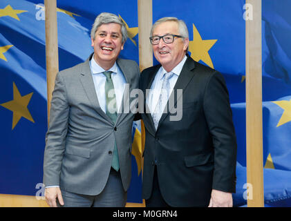 Brüssel, Belgien. 22 Jan, 2018. Der Präsident der Europäischen Kommission, Jean-Claude Juncker (R) trifft sich mit den Vorsitzenden und der portugiesische Finanzminister Mario Centeno in Brüssel, Belgien, Jan. 22, 2018. Credit: Ihr Pingfan/Xinhua/Alamy leben Nachrichten Stockfoto