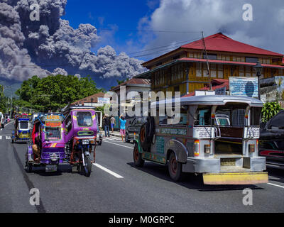 Camalig, Albay, Philippinen. 22 Jan, 2018. Ein Ausbruch des Mayon Vulkan Montag Nachmittag in Camalig. Es gab eine Reihe von Eruptionen auf der Mayon Vulkan in der Nähe von Legazpi Montag. Die Eruptionen begann Sonntag Nacht und weiter durch den Tag. Um ca. 12.00 Uhr den Vulkan gesendet eine Wolke aus Asche und Rauch hoch über Camalig, die größte Gemeinde in der Nähe des Vulkans. Credit: ZUMA Press, Inc./Alamy leben Nachrichten Stockfoto