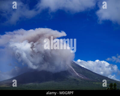 Camalig, Albay, Philippinen. 22 Jan, 2018. Rauch und Asche gießen aus dem Konus an der Mayon Vulkan. Es gab eine Reihe von Eruptionen auf der Mayon Vulkan in der Nähe von Legazpi Montag. Die Eruptionen begann Sonntag Nacht und weiter durch den Tag. Um ca. 12.00 Uhr den Vulkan gesendet eine Wolke aus Asche und Rauch hoch über Camalig, die größte Gemeinde in der Nähe des Vulkans. Credit: ZUMA Press, Inc./Alamy leben Nachrichten Stockfoto