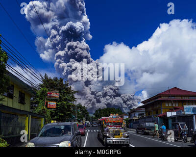 Camalig, Albay, Philippinen. 22 Jan, 2018. Ein Ausbruch des Mayon Vulkan Montag Nachmittag in Camalig. Es gab eine Reihe von Eruptionen auf der Mayon Vulkan in der Nähe von Legazpi Montag. Die Eruptionen begann Sonntag Nacht und weiter durch den Tag. Um ca. 12.00 Uhr den Vulkan gesendet eine Wolke aus Asche und Rauch hoch über Camalig, die größte Gemeinde in der Nähe des Vulkans. Credit: ZUMA Press, Inc./Alamy leben Nachrichten Stockfoto