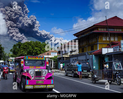 Camalig, Albay, Philippinen. 22 Jan, 2018. Ein Ausbruch des Mayon Vulkan Montag Nachmittag in Camalig. Es gab eine Reihe von Eruptionen auf der Mayon Vulkan in der Nähe von Legazpi Montag. Die Eruptionen begann Sonntag Nacht und weiter durch den Tag. Um ca. 12.00 Uhr den Vulkan gesendet eine Wolke aus Asche und Rauch hoch über Camalig, die größte Gemeinde in der Nähe des Vulkans. Credit: ZUMA Press, Inc./Alamy leben Nachrichten Stockfoto