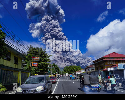 Camalig, Albay, Philippinen. 22 Jan, 2018. Ein Ausbruch des Mayon Vulkan Montag Nachmittag in Camalig. Es gab eine Reihe von Eruptionen auf der Mayon Vulkan in der Nähe von Legazpi Montag. Die Eruptionen begann Sonntag Nacht und weiter durch den Tag. Um ca. 12.00 Uhr den Vulkan gesendet eine Wolke aus Asche und Rauch hoch über Camalig, die größte Gemeinde in der Nähe des Vulkans. Credit: ZUMA Press, Inc./Alamy leben Nachrichten Stockfoto