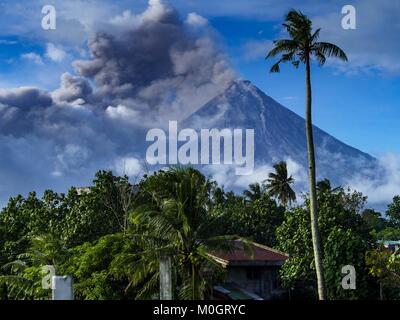 Legazpi, Albay, Philippinen. 22 Jan, 2018. Am späten Nachmittag des Mayon Vulkan von Legazpi gesehen, ungefähr 12 Kilometer vom Vulkan. Es gab eine Reihe von Eruptionen auf der Mayon Vulkan in der Nähe von Legazpi Montag. Die Eruptionen begann Sonntag Nacht und weiter durch den Tag. Um ca. 12.00 Uhr den Vulkan gesendet eine Wolke aus Asche und Rauch hoch über Camalig, die größte Gemeinde in der Nähe des Vulkans. Credit: ZUMA Press, Inc./Alamy leben Nachrichten Stockfoto