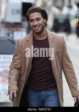 London, Großbritannien. 22 Jan, 2018. Kem Cetinay aus Liebe Insel gesehen, Global Media in London Credit: RM Presse/Alamy leben Nachrichten Stockfoto