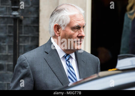 London, Großbritannien. 22. Januar, 2018. Rex Tillerson, US-Außenministerin, Blätter 10 Downing Street nach einem Treffen. Er hatte zuvor die neue $ 1 Mrd. US-Botschaft mit US-Botschafter in Großbritannien Woody Johnson besucht. Credit: Mark Kerrison/Alamy leben Nachrichten Stockfoto