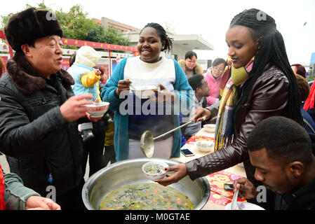 (180122) - ZHENJIANG, Jan. 22, 2018 (Xinhua) - Ausländische Studenten studieren in Jiangsu University geschmack Laba Brei in Zhenjiang, im Osten der chinesischen Provinz Jiangsu, Jan. 22, 2018. Die Laba Festival, einer traditionellen chinesischen Festival am achten Tag des zwölften Mondmonats, fiel am 31.01.24 in diesem Jahr. Es ist üblich, an diesem Tag ein spezielles Laba Porridge, in der Regel mit mindestens acht Zutaten zu essen, die Gebete der Menschen für die Ernte. (Xinhua / Shi Yucheng) (Dhf) Stockfoto