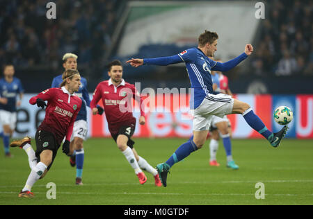 Gelsenkirchen, Deutschland. 21 Jan, 2018. Gelsenkirchen, 21. Januar 2018, Bundesliga Spieltag 19, FC Schalke 04 v Hannover 96: Bastian Oczipka (Schalke) steuert die Kugel, links ist Iver Fossum (Hannover). Credit: Jürgen Schwarz/Alamy leben Nachrichten Stockfoto