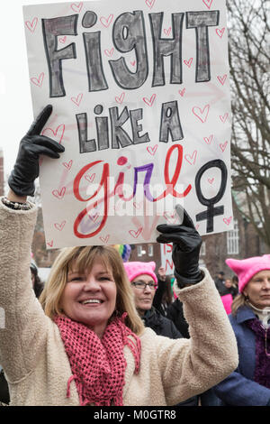 Lansing, Michigan, USA - 21. Januar 2018 - Auf den ersten Jahrestag des März der Frauen in Washington, die die Amtseinführung von Präsident Donald Trump protestierten, Frauen marschierten in anderen Städten Ermutigung von Frauen, sich für Alternativen in den Zwischenwahlen 2018 zu stimmen. Über 5.000 sammelte, an der Michigan State Capitol. Quelle: Jim West/Alamy leben Nachrichten Stockfoto