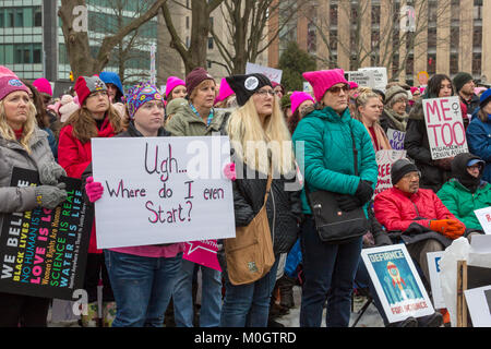 Lansing, Michigan, USA - 21. Januar 2018 - Auf den ersten Jahrestag des März der Frauen in Washington, die die Amtseinführung von Präsident Donald Trump protestierten, Frauen marschierten in anderen Städten Ermutigung von Frauen, sich für Alternativen in den Zwischenwahlen 2018 zu stimmen. Über 5.000 sammelte, an der Michigan State Capitol. Quelle: Jim West/Alamy leben Nachrichten Stockfoto