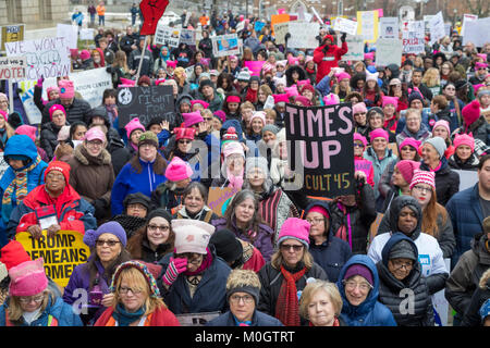 Lansing, Michigan, USA - 21. Januar 2018 - Auf den ersten Jahrestag des März der Frauen in Washington, die die Amtseinführung von Präsident Donald Trump protestierten, Frauen marschierten in anderen Städten Ermutigung von Frauen, sich für Alternativen in den Zwischenwahlen 2018 zu stimmen. Über 5.000 sammelte, an der Michigan State Capitol. Quelle: Jim West/Alamy leben Nachrichten Stockfoto