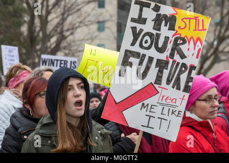 Lansing, Michigan, USA - 21. Januar 2018 - Auf den ersten Jahrestag des März der Frauen in Washington, die die Amtseinführung von Präsident Donald Trump protestierten, Frauen marschierten in anderen Städten Ermutigung von Frauen, sich für Alternativen in den Zwischenwahlen 2018 zu stimmen. Über 5.000 sammelte, an der Michigan State Capitol. Quelle: Jim West/Alamy leben Nachrichten Stockfoto