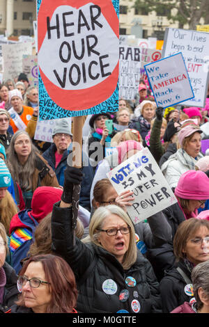 Lansing, Michigan, USA - 21. Januar 2018 - Auf den ersten Jahrestag des März der Frauen in Washington, die die Amtseinführung von Präsident Donald Trump protestierten, Frauen marschierten in anderen Städten Ermutigung von Frauen, sich für Alternativen in den Zwischenwahlen 2018 zu stimmen. Über 5.000 sammelte, an der Michigan State Capitol. Quelle: Jim West/Alamy leben Nachrichten Stockfoto