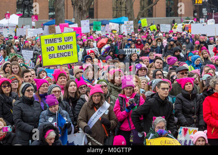 Lansing, Michigan, USA - 21. Januar 2018 - Auf den ersten Jahrestag des März der Frauen in Washington, die die Amtseinführung von Präsident Donald Trump protestierten, Frauen marschierten in anderen Städten Ermutigung von Frauen, sich für Alternativen in den Zwischenwahlen 2018 zu stimmen. Über 5.000 sammelte, an der Michigan State Capitol. Quelle: Jim West/Alamy leben Nachrichten Stockfoto