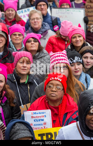 Lansing, Michigan, USA - 21. Januar 2018 - Auf den ersten Jahrestag des März der Frauen in Washington, die die Amtseinführung von Präsident Donald Trump protestierten, Frauen marschierten in anderen Städten Ermutigung von Frauen, sich für Alternativen in den Zwischenwahlen 2018 zu stimmen. Über 5.000 sammelte, an der Michigan State Capitol. Quelle: Jim West/Alamy leben Nachrichten Stockfoto