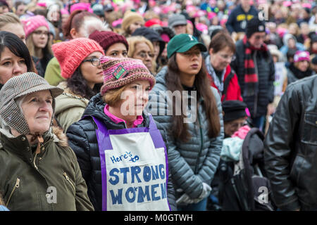 Lansing, Michigan, USA - 21. Januar 2018 - Auf den ersten Jahrestag des März der Frauen in Washington, die die Amtseinführung von Präsident Donald Trump protestierten, Frauen marschierten in anderen Städten Ermutigung von Frauen, sich für Alternativen in den Zwischenwahlen 2018 zu stimmen. Über 5.000 sammelte, an der Michigan State Capitol. Quelle: Jim West/Alamy leben Nachrichten Stockfoto