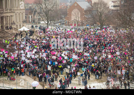 Lansing, Michigan, USA - 21. Januar 2018 - Auf den ersten Jahrestag des März der Frauen in Washington, die die Amtseinführung von Präsident Donald Trump protestierten, Frauen marschierten in anderen Städten Ermutigung von Frauen, sich für Alternativen in den Zwischenwahlen 2018 zu stimmen. Über 5.000 sammelte, an der Michigan State Capitol. Quelle: Jim West/Alamy leben Nachrichten Stockfoto