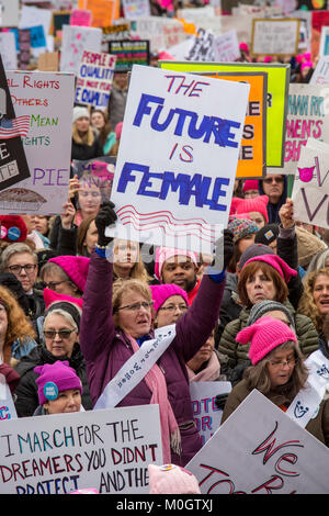 Lansing, Michigan, USA - 21. Januar 2018 - Auf den ersten Jahrestag des März der Frauen in Washington, die die Amtseinführung von Präsident Donald Trump protestierten, Frauen marschierten in anderen Städten Ermutigung von Frauen, sich für Alternativen in den Zwischenwahlen 2018 zu stimmen. Über 5.000 sammelte, an der Michigan State Capitol. Quelle: Jim West/Alamy leben Nachrichten Stockfoto