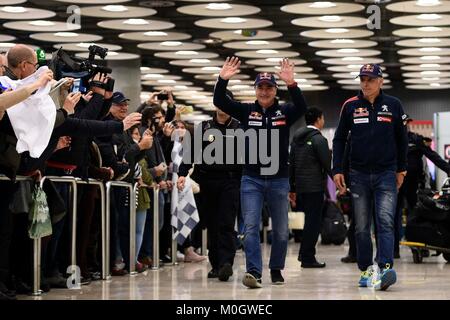 Madrid, Spanien. 22 Jan, 2018. Pilot Carlos Sainz und sein Beifahrer Lucas Cruz am Flughafen Madrid nach dem Gewinn der Rallye Dakar 2018 am Montag, den 22. Januar 2018. Credit: Gtres Información más Comuniación auf Linie, S.L./Alamy leben Nachrichten Stockfoto