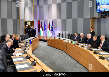 Brüssel, Brüssel, Belgien. 22 Jan, 2018. Der palästinensische Präsident Mahmoud Abbas trifft sich mit der Außenpolitik der EU chief Federica Mogherini vor einem EU-Rat der Außenminister auf der Tagung des Europäischen Rates in Brüssel, 22. Januar 2018 teil. Der Palästinenserführer Mahmud Abbas am 22. Januar forderte die EU-Mitgliedstaaten in die 'wiftly'' Grant offizielle Anerkennung des Staates Palästina angekommen, die Außenminister der EU in Brüssel Kredit zu erfüllen: thaer Ganaim/APA-Images/ZUMA Draht/Alamy leben Nachrichten Stockfoto