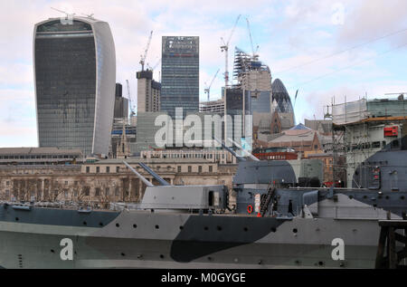 London, Großbritannien. 22 Jan, 2018. Die 'Big Guns' der Bau weiterhin Gebäude in der Londoner City mit wenig oder ohne Berücksichtigung der Einsturz der Konstruktion Riese, Glockenspiel. Neue Büros und Wohntürme in der Square Mile Financial District in der Nähe des Flusses gebaut wird der Themse im Zentrum von London mit dem Zweiten Weltkrieg Schlachtschiff HMS Belfast in den Vordergrund der Szene. Quelle: Steve Hawkins Fotografie/Alamy leben Nachrichten Stockfoto
