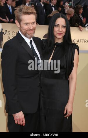 Los Angeles, CA, USA. 21 Jan, 2018. Willem Dafoe, Giada Colagrande bei der Ankunft für 24. jährlichen Screen Actors Guild Awards - Ankünfte 3, Shrine Auditorium, Los Angeles, CA 21. Januar 2018. Credit: Priscilla Grant/Everett Collection/Alamy leben Nachrichten Stockfoto