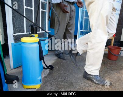 Chegutu, Simbabwe. 22 Jan, 2018. Die Besucher werden mit behandeltem Wasser vor dem Betreten einer cholera Command Center bei Chegutu Chinengundu Klinik in der Stadt gesprüht, 100 km westlich von Harare, der Hauptstadt von Zimbabwe, Jan. 22, 2018. Simbabwe ist in Alarmbereitschaft nach einer Cholera-Epidemie in Chegutu Stadt, vier Personen und 32 anderen Fällen getötet hat berichtet, Gesundheit und Kinderbetreuung Minister David Parirenyatwa am Montag gesagt. Credit: Shaun Jusa/Xinhua/Alamy leben Nachrichten Stockfoto