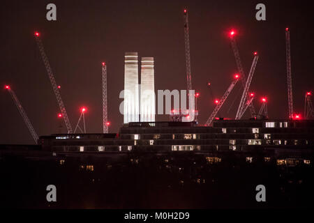 Battersea, UK. 22 Jan, 2018. Die Battersea Power Station Entwicklung in der Nacht. Ein Meer von Kränen. Credit: Guy Bell/Alamy leben Nachrichten Stockfoto