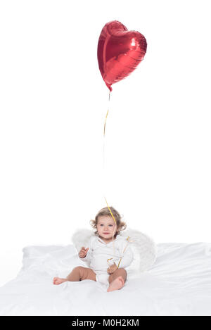 Baby Engel mit Flügeln und Nimbus Holding Herz-ballons, isoliert auf weißem Stockfoto