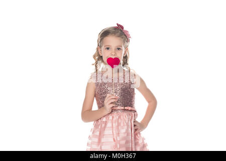 Adorable kleine Zicklein in rosa Kleid mit roten Herzen auf Stick und Kamera isoliert auf weißem Stockfoto