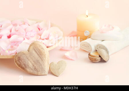 Noch immer leben Bild von Rosenblättern, Handtücher, Massageöl und Kerze für Spa Behandlung für Paare als Valentinstag Geschenk Stockfoto