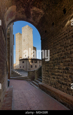 Die Türme von San Gimignano durch einen Bogen, Siena, Toskana, Italien Stockfoto