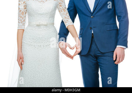 Teilweise mit Blick auf die Hochzeit paar zeigen Herz aus Hände zusammen isoliert auf weißem Stockfoto