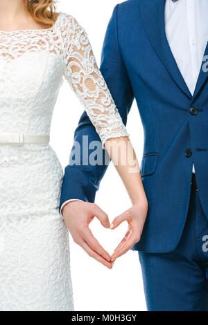 Teilweise mit Blick auf die Hochzeit paar zeigen Herz aus Hände zusammen isoliert auf weißem Stockfoto