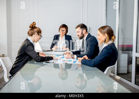 Geschäftsleute, die während der Konferenz im Büro Stockfoto