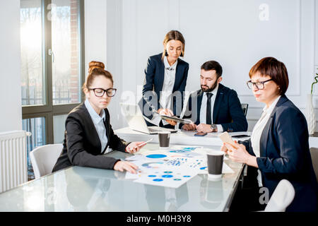 Geschäftsleute, die während der Konferenz im Büro Stockfoto