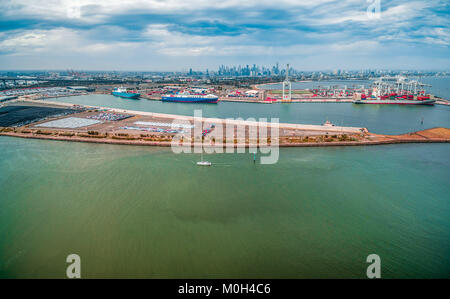 Luftaufnahme von Port Melbourne mit angelegten Frachtschiffe und Melbourne Skyline am Horizont Stockfoto