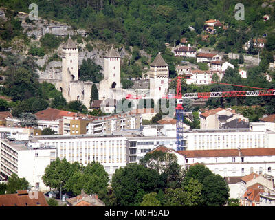 Pont Valentré in Cahors, Frankreich, ist eine befestigte Brücke aus dem 14. Jahrhundert, die für ihre mittelalterliche Architektur, Türme und ihre Verteidigungskonstruktion über den Fluss Lot bekannt ist. Stockfoto