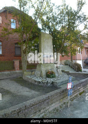 Das Calvèrde-Mannhausen war Memorial ehrt Soldaten, die im Ersten und Zweiten Weltkrieg gedient haben. Das Foto von 2011 zeigt das Design, den Gedenkzweck und den historischen Kontext des Denkmals. Stockfoto